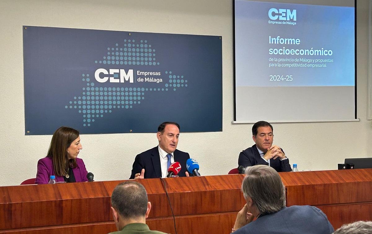 Natalia Sánchez, Javier González de Lara y Juan Manuel Rosillo, este viernes en la sede de la CEM de Málaga.