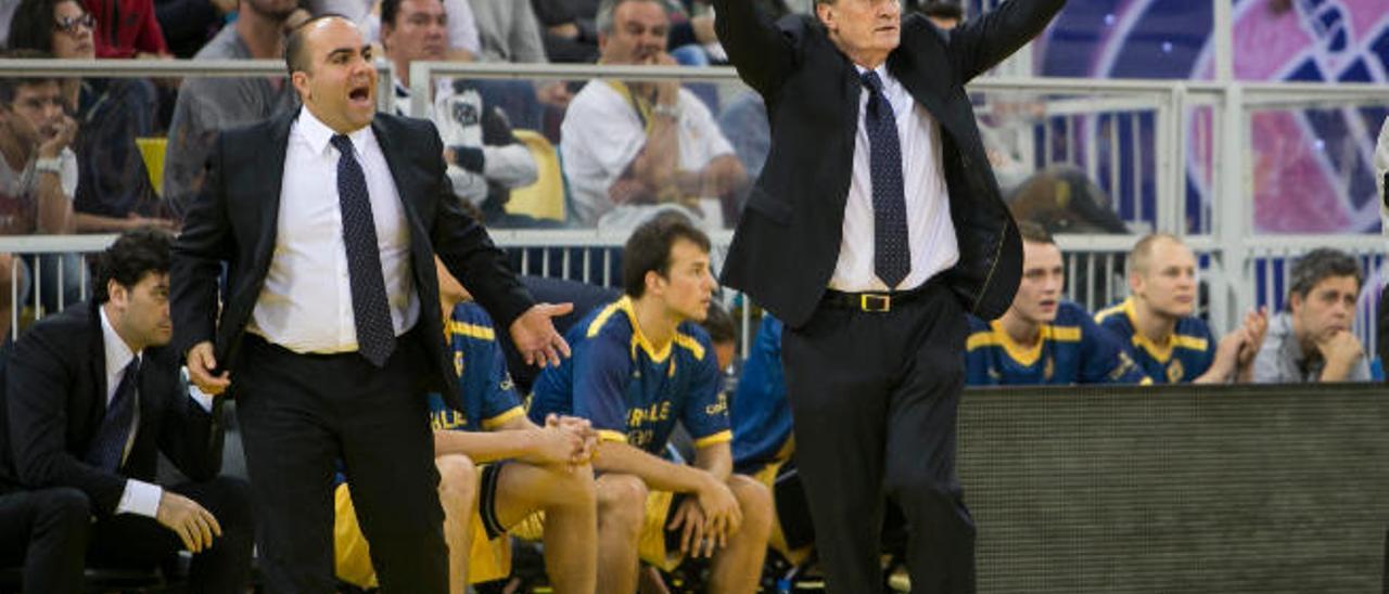 Aíto levanta los brazos durante el duelo ante el MoraBanc Andorra.