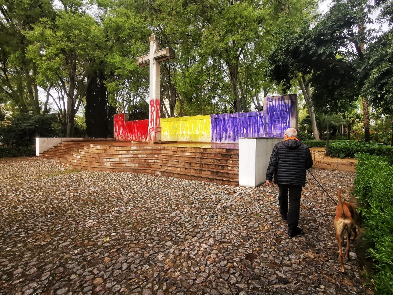 Una vez más, los operarios municipales se verán obligados a limpiar la suciedad del céntrico parque castellonense.