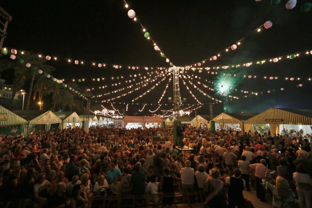 La Feria de Sevillanas 2017 comenzó anoche con una gran afluencia de público, actuaciones flamencas y de sevillanas, gastronomía y casetas, en el recinto portuario de Torrevieja