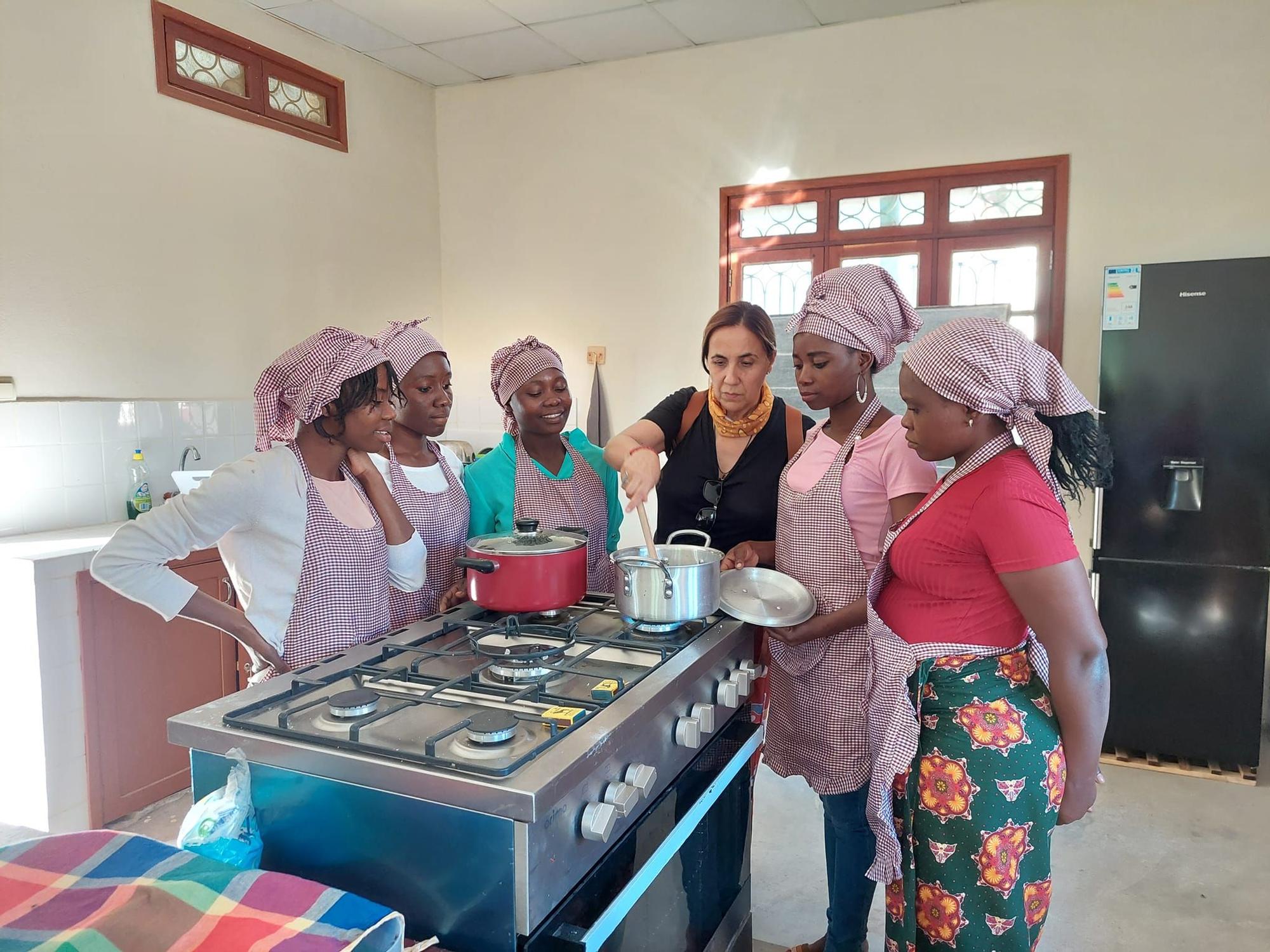 Montaña junto a las mujeres cocinando platos típicos.