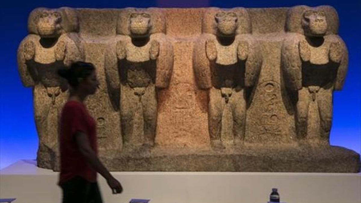 Los cuatro babuinos 'impúdicos' de más de seis toneladas llegados del Louvre; al lado, estatua de Sejmet leontocéfala. Abajo, detalle del brazo de una silla en forma de cabeza de león.