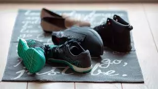 Perchas en los zapatos: adiós al calzado desordenado