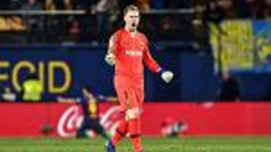 El porter alemany Ter Stegen celebra el quart gol del Barça amb Luis Suárez al fons ahir a Vila-real.