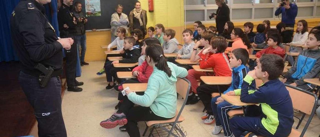 Agentes de la Policía Nacional informan sobre el &quot;bullying&quot; en un aula pontevedresa. // Rafa Vázquez