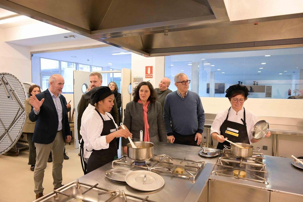 Belén do Campo e o alcaldes con alumnos do curso de cociña que se imparte en Carballo