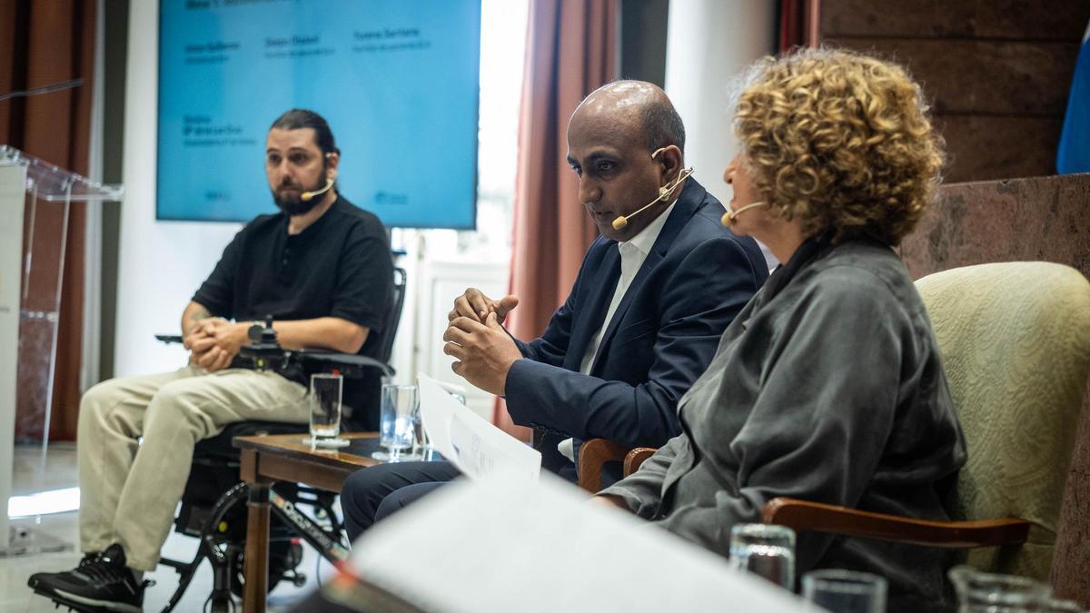 Víctor Guillermo, enfermo de ELA, junto a Deepu Chulani, familiar de un afectado.
