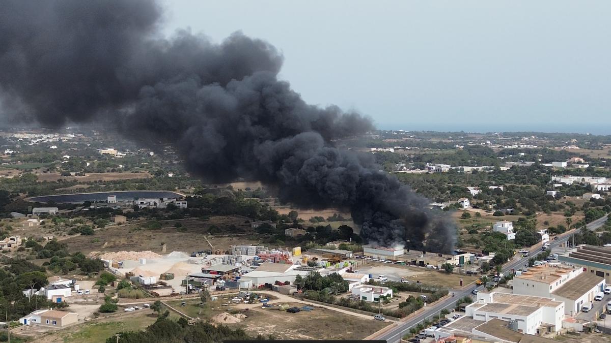 Una imagen aérea de la nave de vehículos de alquiler incendiada en Formentera