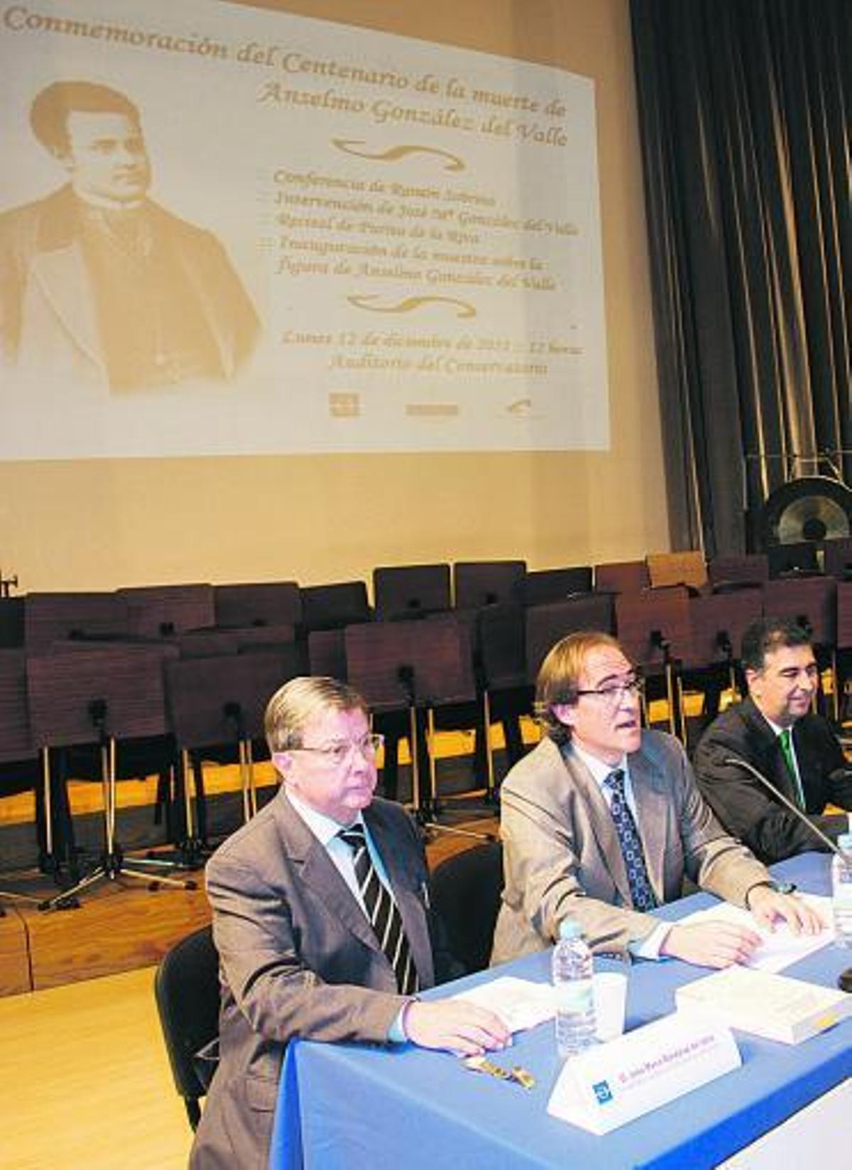 De izquierda a derecha, José María González del Valle, Alberto Veintimilla y Ramón Sobrino; al fondo, una imagen del compositor Anselmo González del Valle.
