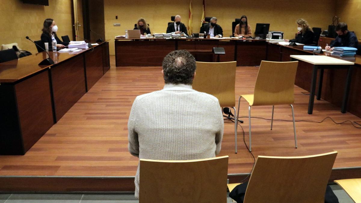 D&#039;esquenes, l&#039;acusat d&#039;estafar un empresari amb una operació de compravenda d&#039;un quadre de Goya fals. Foto del judici del 22 de novembre del 2021 (horitzontal)