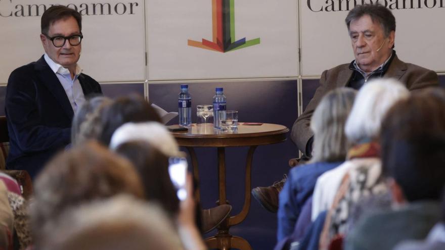 Luis Landero (a la derecha) charla con Andrés Montes, ayer, en el Salón de Té del Campoamor.