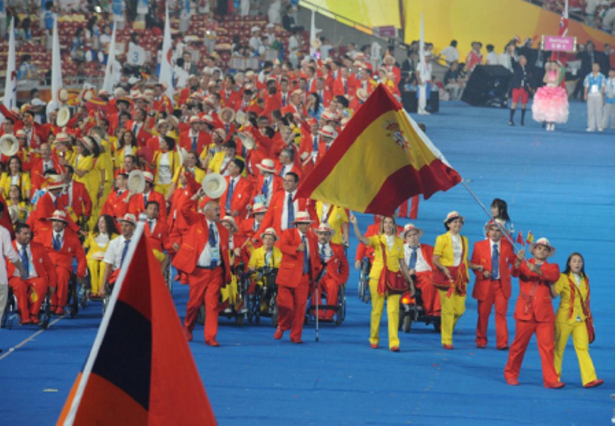 David Casinos, abanderado del Equipo Paralímpico Español, abre el desfile de la delegación nacional durante la ceremonia de inauguración de Pekín 2008.