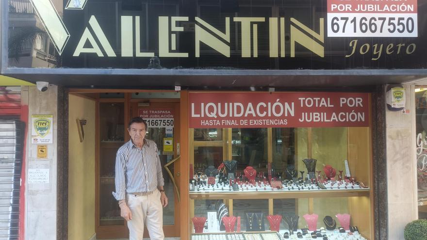 Cierra la Joyería Valentín tras casi 40 años en los Geranis: &quot;La gente ya no aprecia la calidad, solo compra porquerías&quot;