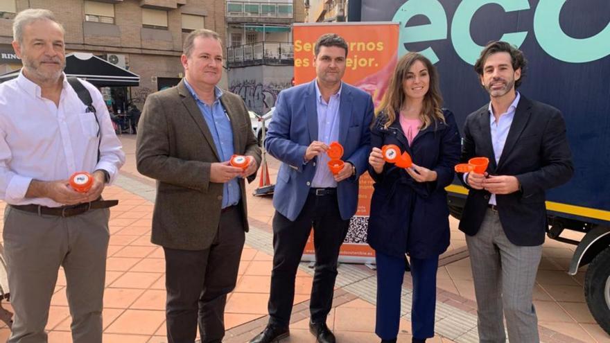 La edil de Fomento, Rebeca Pérez, y representantes de Prezero muestran los embudos.  | AYTO.MURCIA