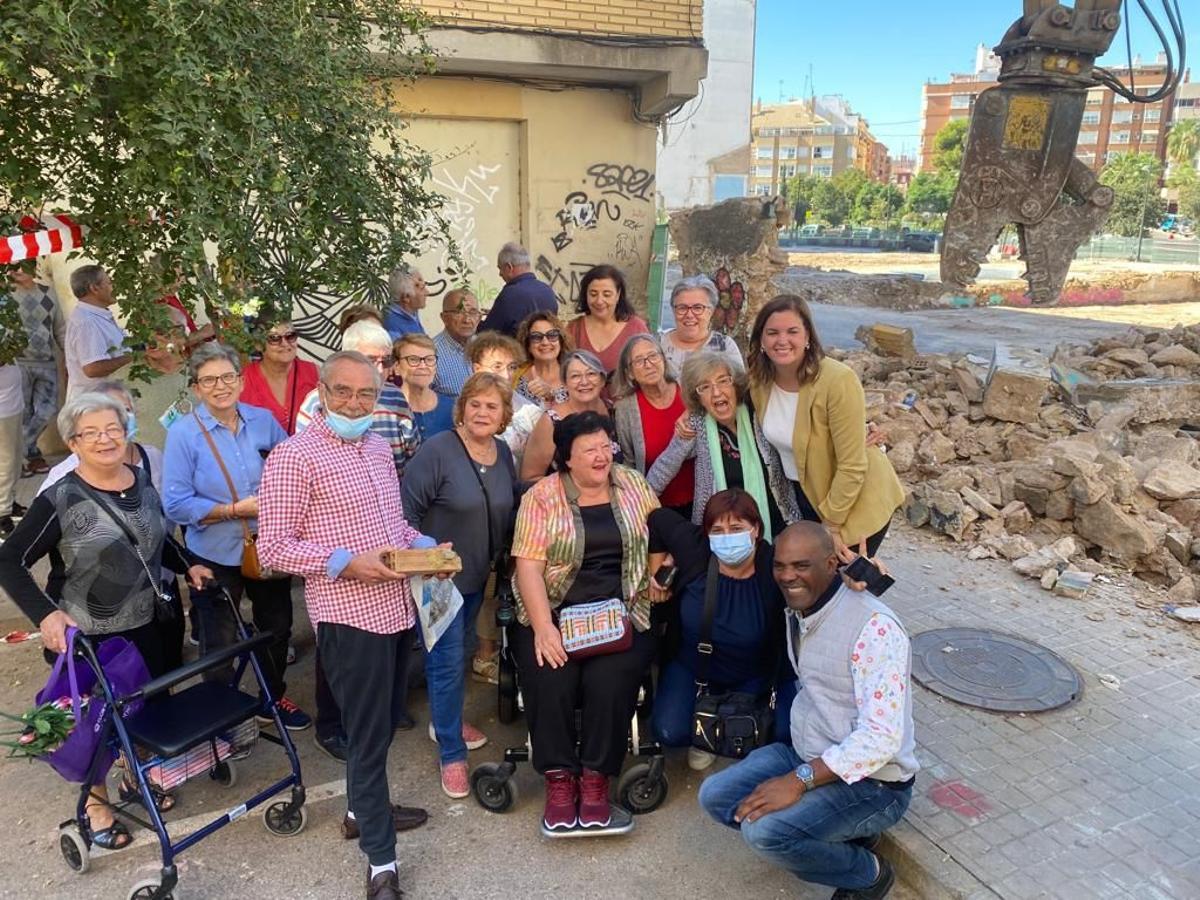 La concejala de urbanismo, Sandra Gomez, con los vecinos