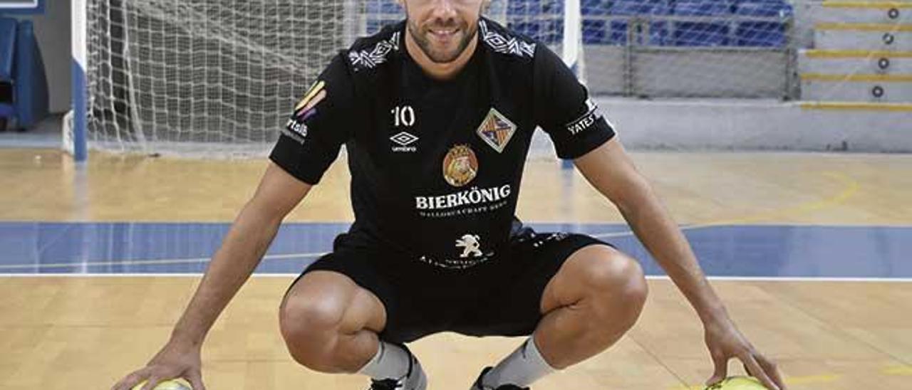 RaÃºl Campos, sonriente, en la pista de Son Moix.