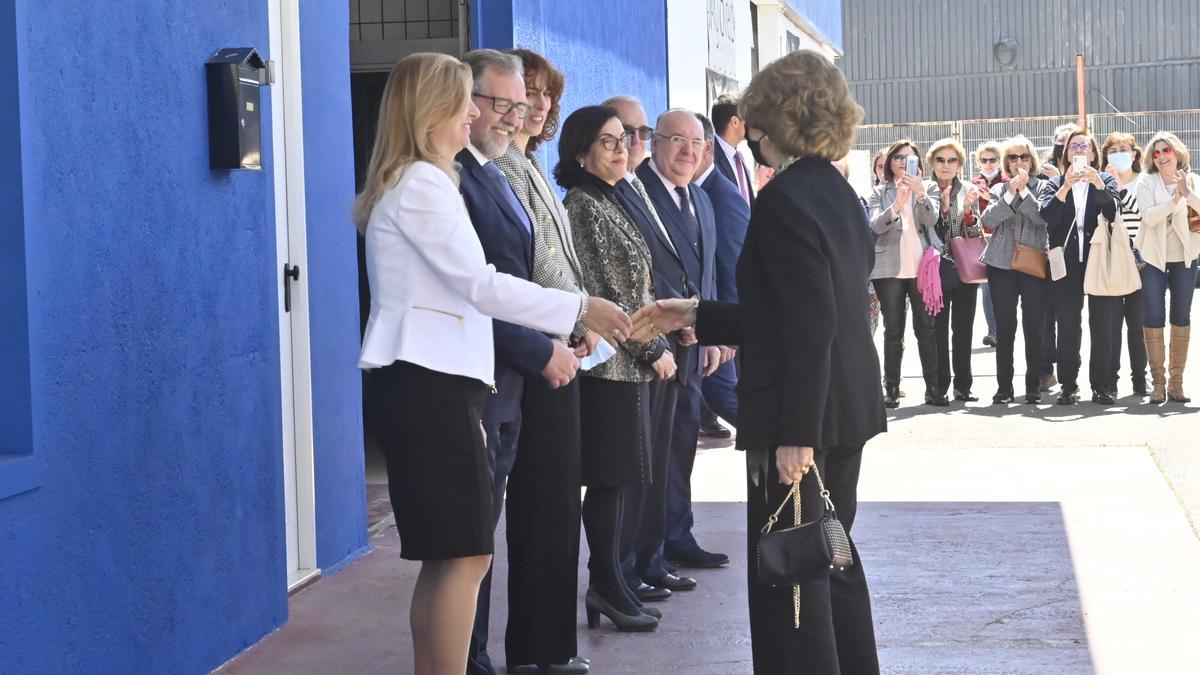 La reina saludando a la alcaldesa y al presidente de la Diputación con castellonenses al fondo, que la ovacionaron a su llegada.