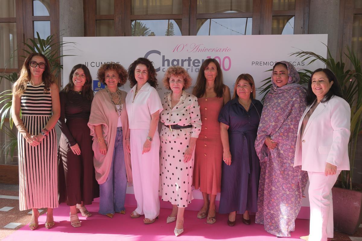 Ponentes del encuentro Charter 100 Canarias y autoridades junto a Nardy Barrios.