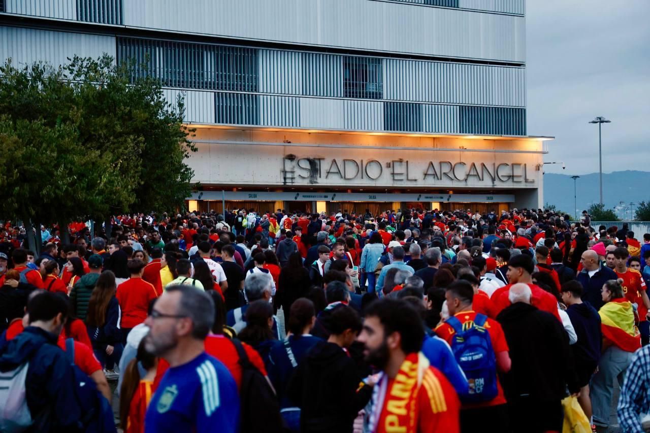 El apoyo de la afición cordobesa a la selección española, en imágenes