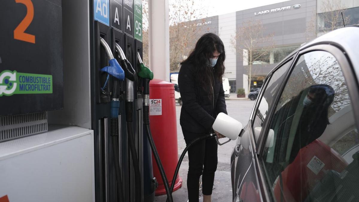 Una dona posa combustible ahir en una benzinera de Manresa