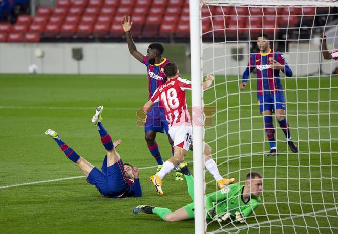 Jordi Alba marca en propia puerta durante el partido de LaLiga entre el FC Barcelona y el Athletic de Bilbao disputado en el Camp Nou.