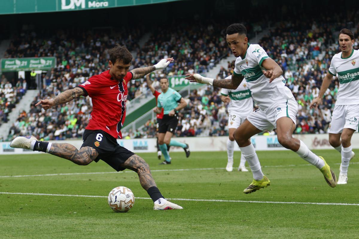 Antonio Sánchez intenta fer una centrada davant la pressió d’Álvaro Rodríguez