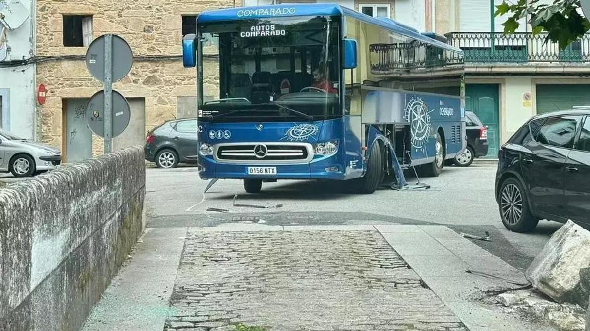 Un operario retira el autobús tras la detención del hombre que lo empotró en el puente de Traba.