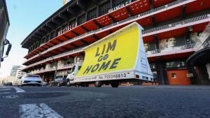 Furgoneta publicitaria en Mestalla anunciando la manifestación contra Meriton y Peter Lim.