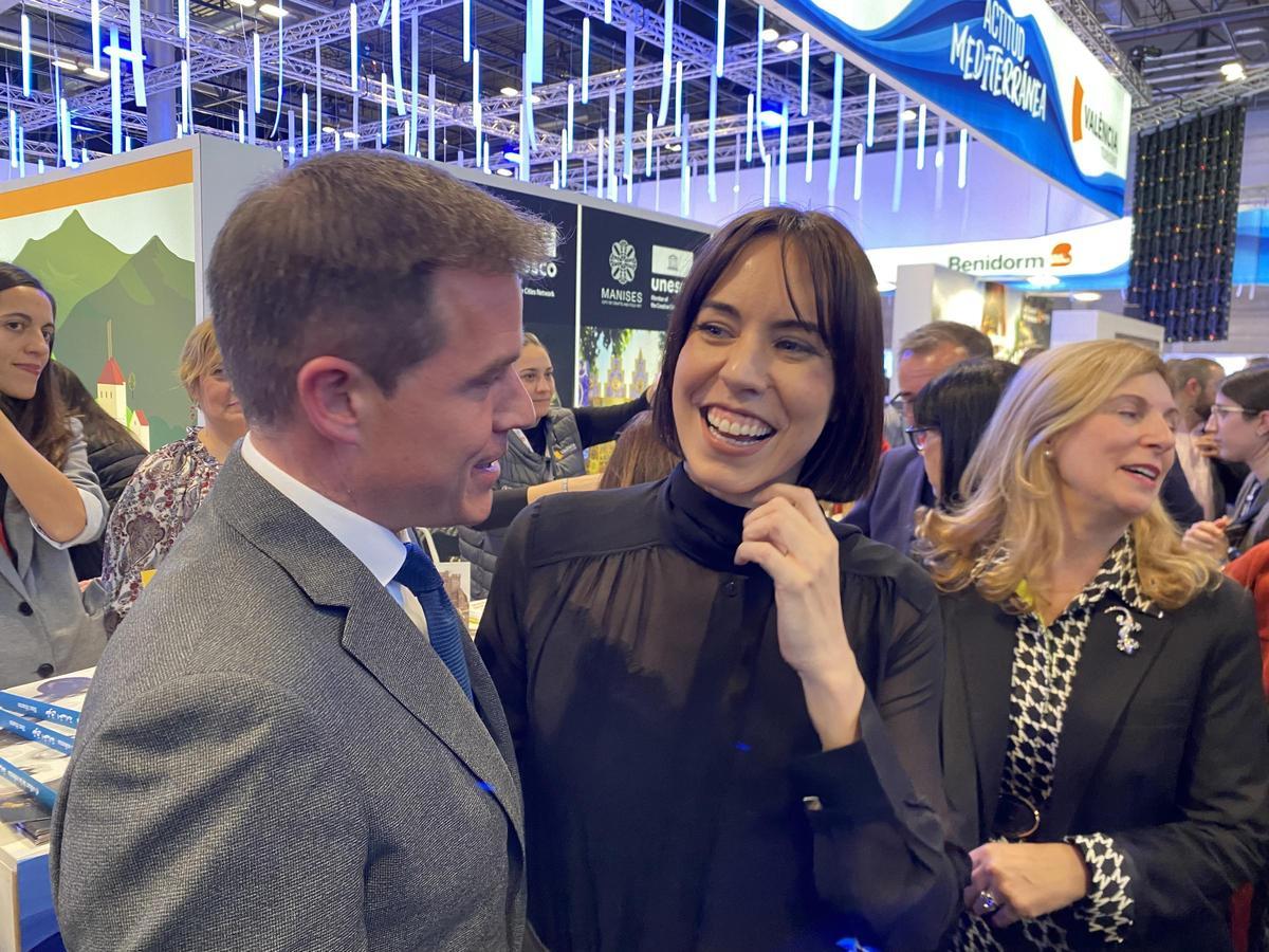 El alcalde de Xàtiva, Roger Cerdà, y la ministra Diana Morant, en Fitur 2024.