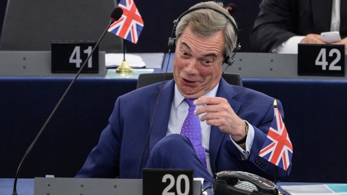 Farage gesticula durante el debate en el Parlamento Europeo, en Estrasburgo, el 5 de abril.