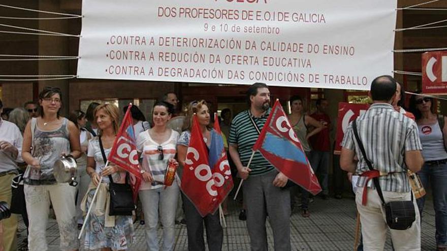 Profesores gallegos se concentran a las puertas de una Escuela de Idiomas. / carmen giménez