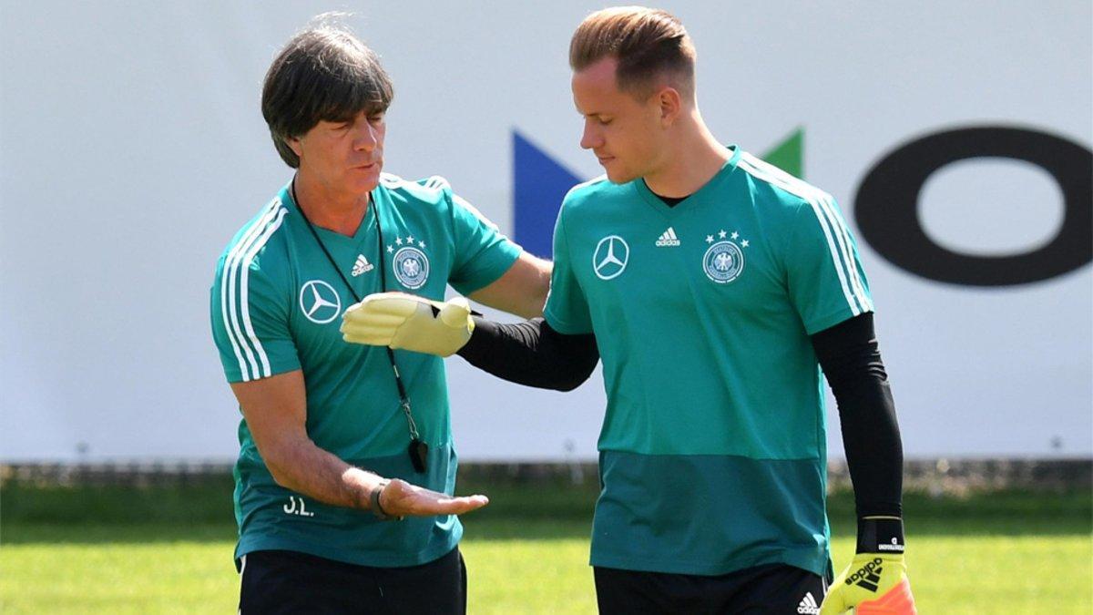 Joachim Löw y Marc-André Ter Stegen en un entrenamiento de Alemania