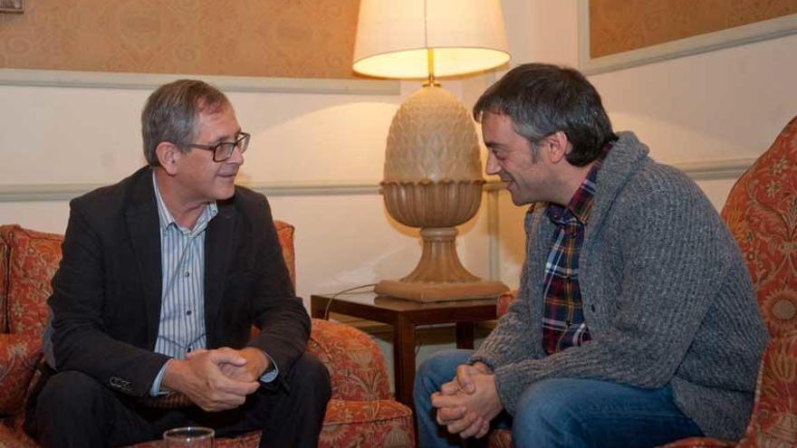 El alcalde de Carballo, Evencio Ferreiro, y el de A Coruña, Xulio Ferreiro, en la reunión de ayer.