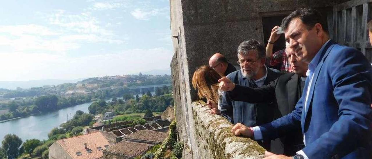 Román Rodríguez, Luis Quinteiro y el resto de autoridades durante la visita a la catedral. // D.B.M.