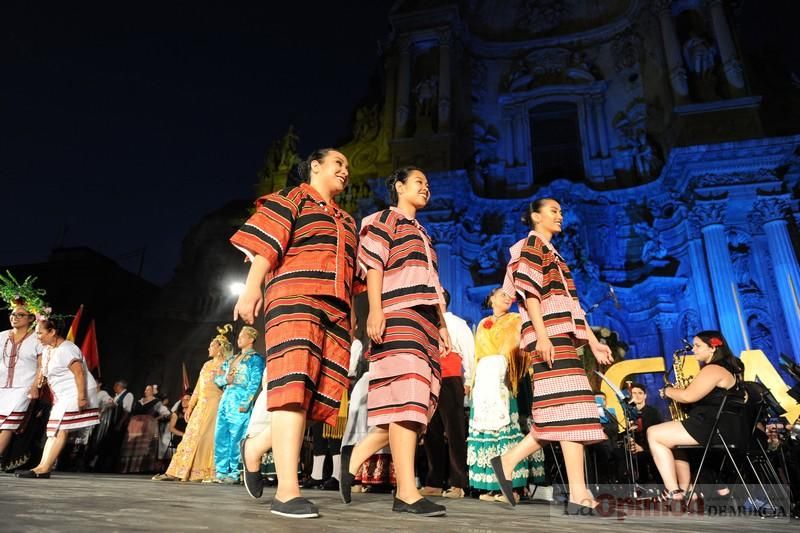 La Antorcha de la Amistad y el Moneo brillan en colores con motivo de este Festival Internacional de Folclore