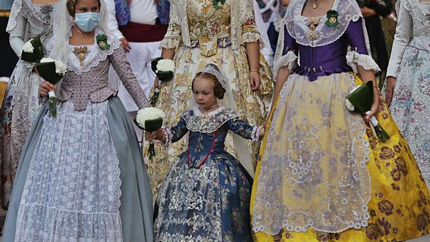 Una familia se aproxima
al acto floral. G.Caballero