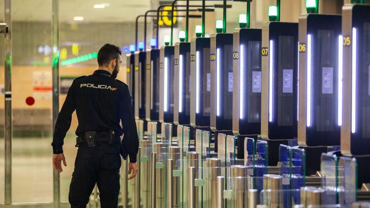 Un policía en el aeropuerto de Ibiza.