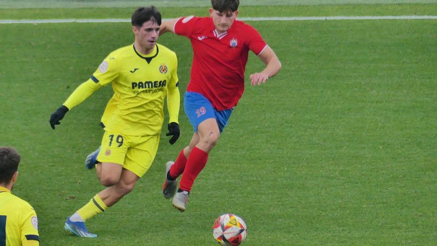 El amarillo Ferreres conduce un balón ante la presión del rival Montero en el rtriunfo del Villarreal C ante el Rayo Ibense.