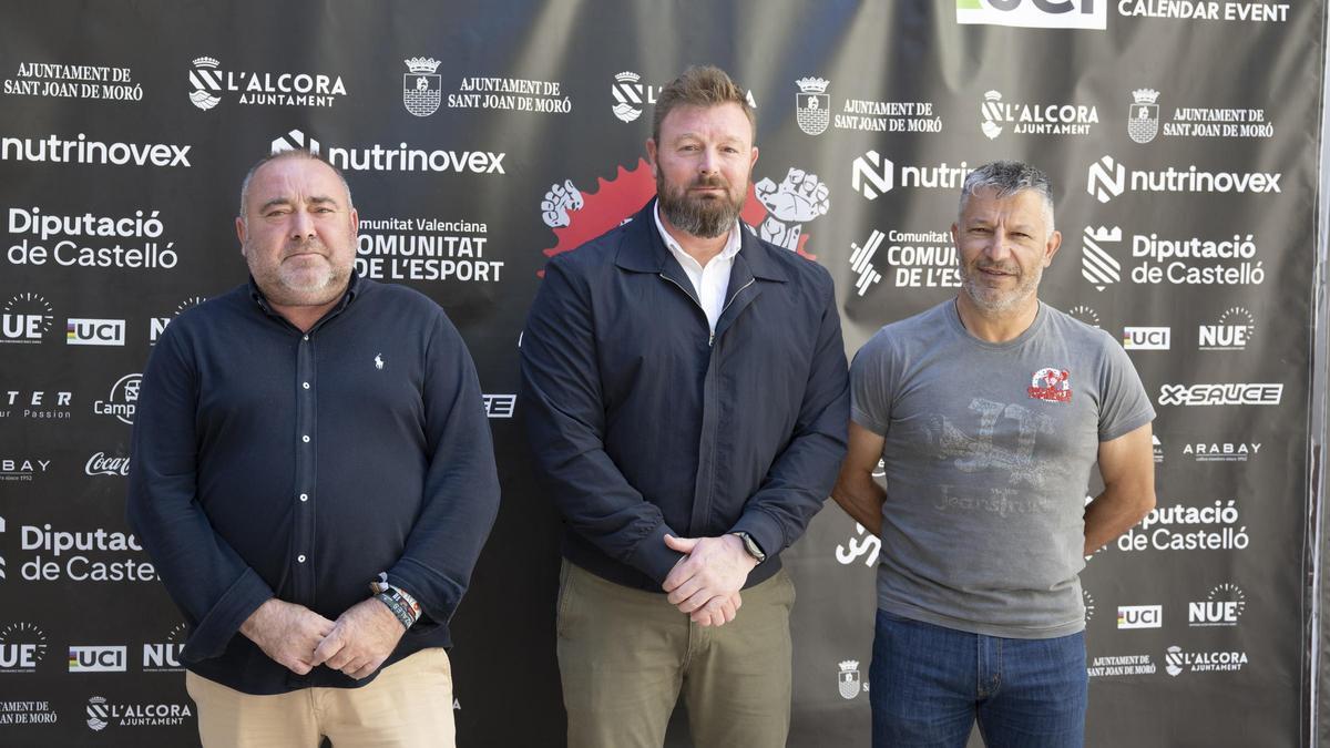 El diputado de Deportes, Iván Sánchez (c), junto al alcalde de Moró, Vicente Pallarés (i), y uno de los organizadores.