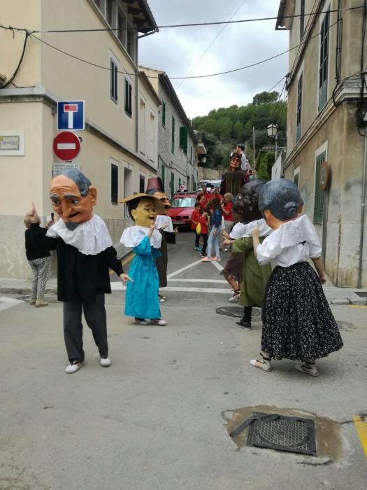 Los cabezudos desfilan en Bunyola