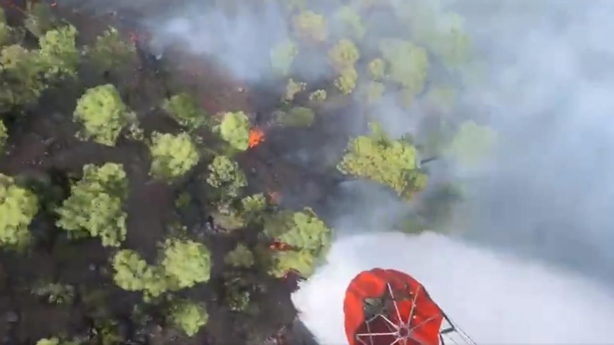 Descarga de agua este sábado del helicóptero del GES en el incendio de Arico
