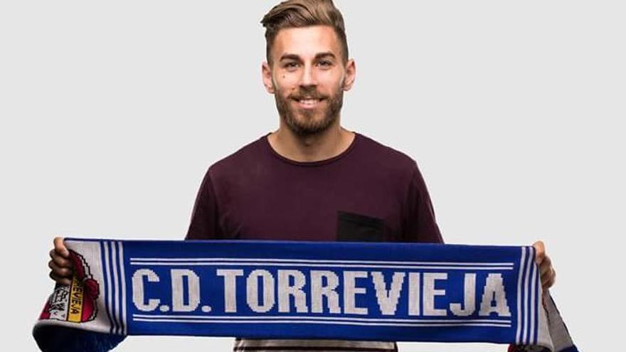 Jesús Sánchez posa con la bufanda del CD Torrevieja