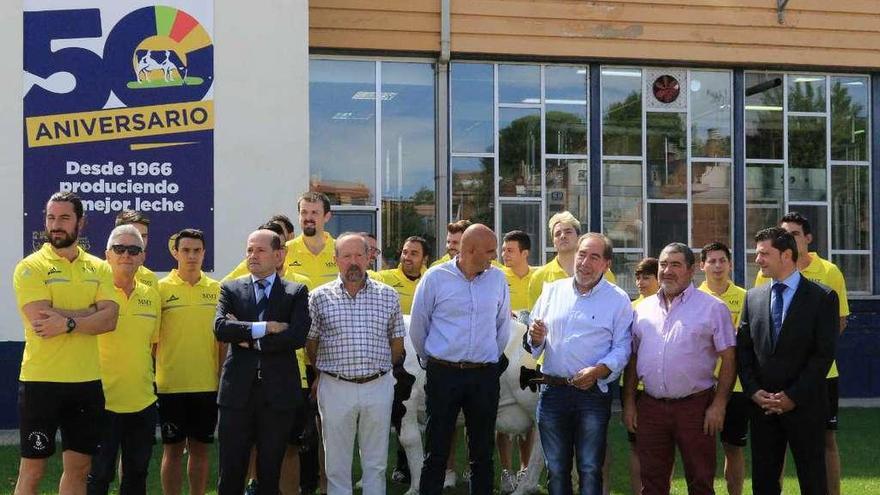 Los dirigentes de Gaza posan junto a la directiva y primera plantilla del BM Zamora en sus instalaciones.