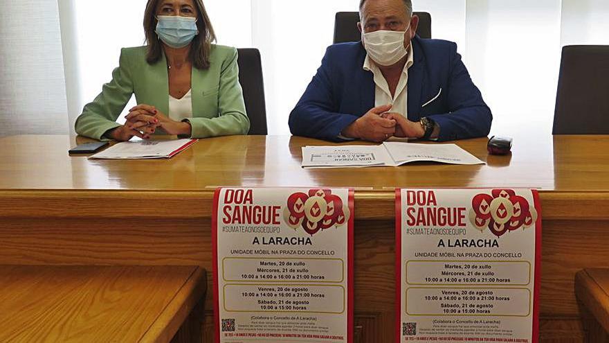 La directora de la Axencia de Sangue y el alcalde larachés.   | // L.O.