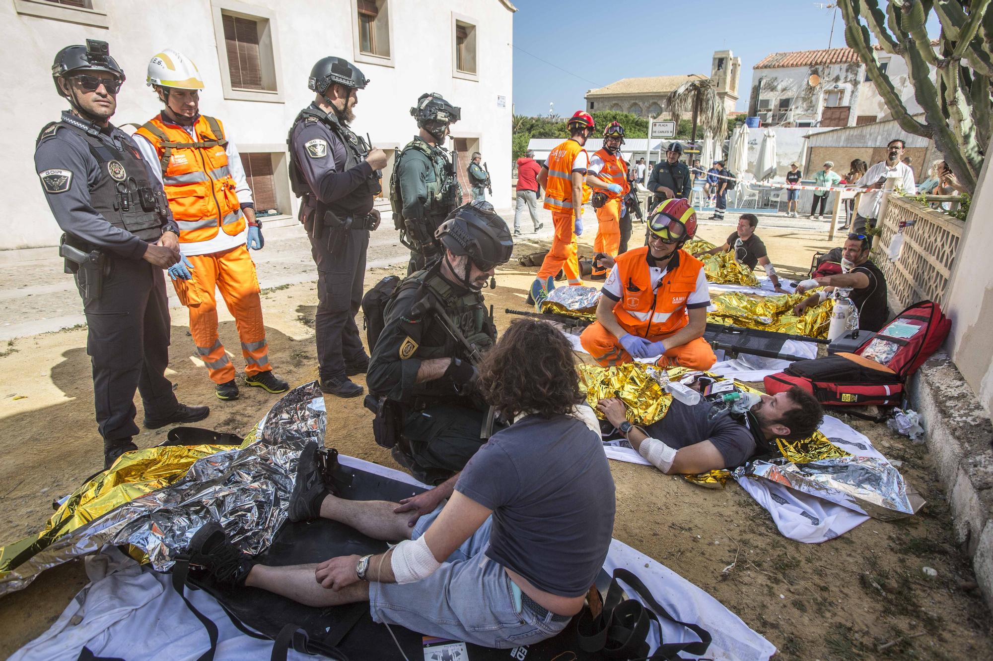 El GAR de la Guardia Civil y el Servicio de Prevención y Extinción de Incendios de los Bomberos de Alicante protagonizan en Tabarca un llamativo simulacro de emergencia