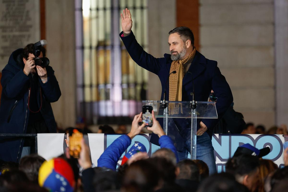 MADRID, 09/01/2025.- El líder de Vox, Santiago Abascal, interviene en la manifestación convocada en Madrid para apoyar al candidato opositor Edmundo González como presidente electo de Venezuela, este jueves, en vísperas de la toma de posesión presidencial en Caracas. EFE/ Mariscal