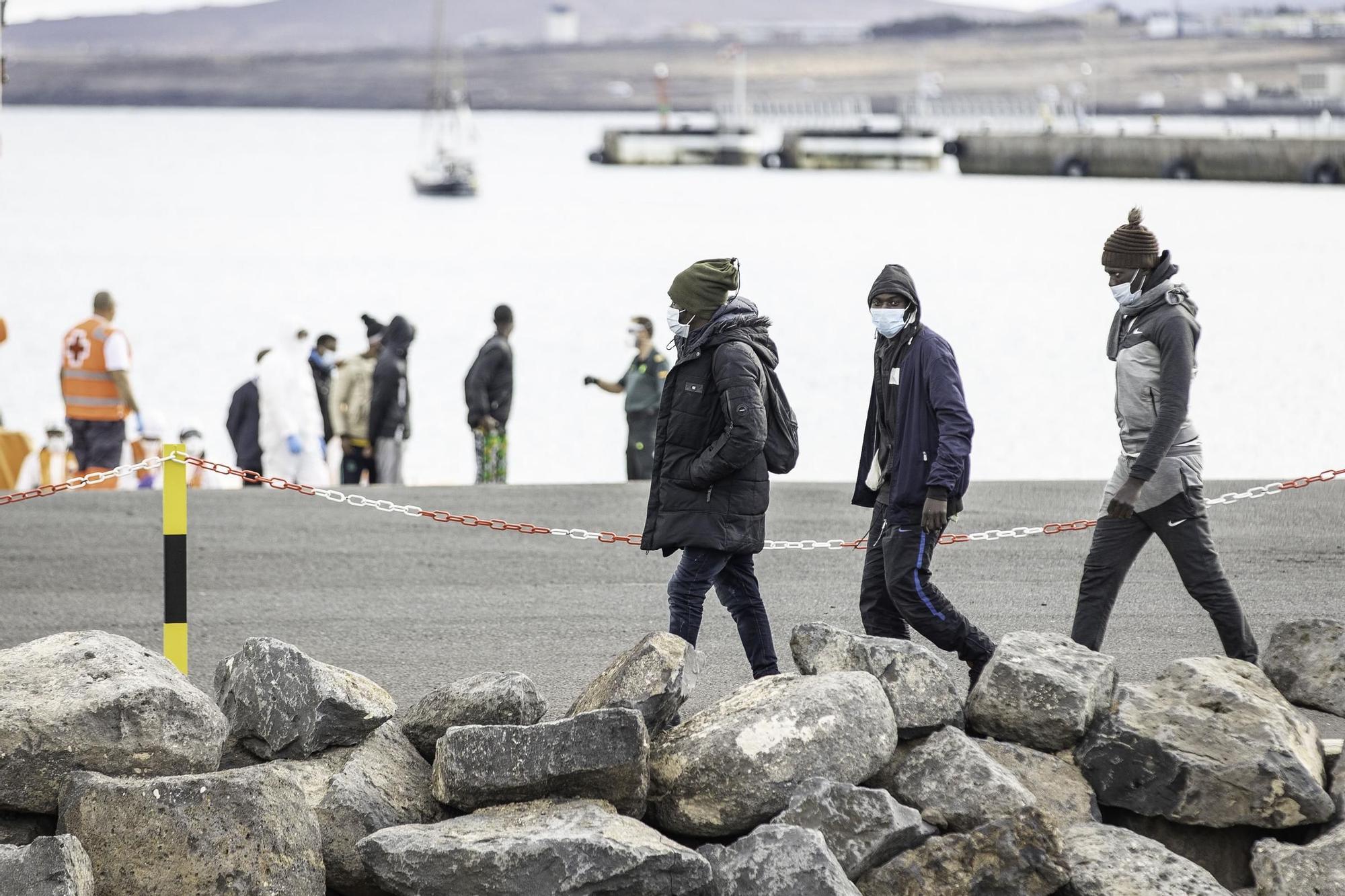 Rescatados 34 migrantes en una lancha neumática cerca de Fuerteventura