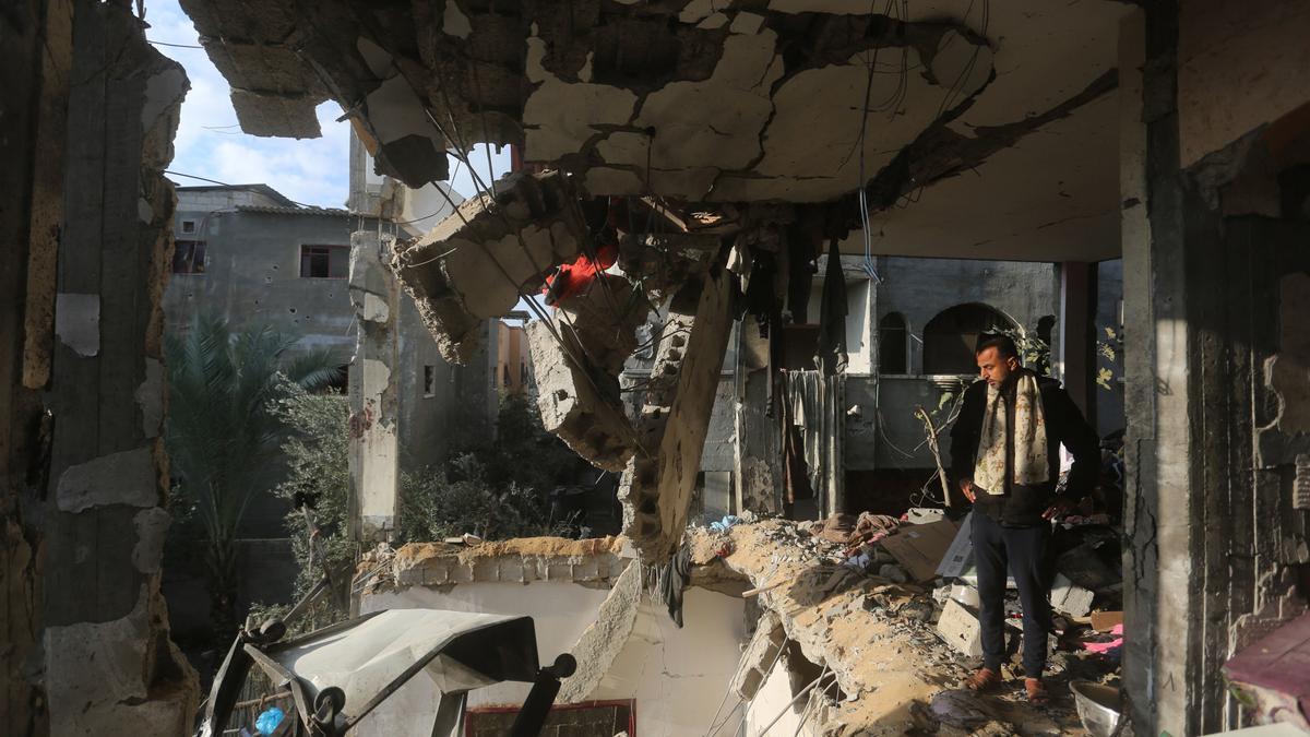Archivo - Daños en un edificio bombardeado por el Ejército de Israel en la ciudad de Rafá, en el sur de la Franja de Gaza (archivo)