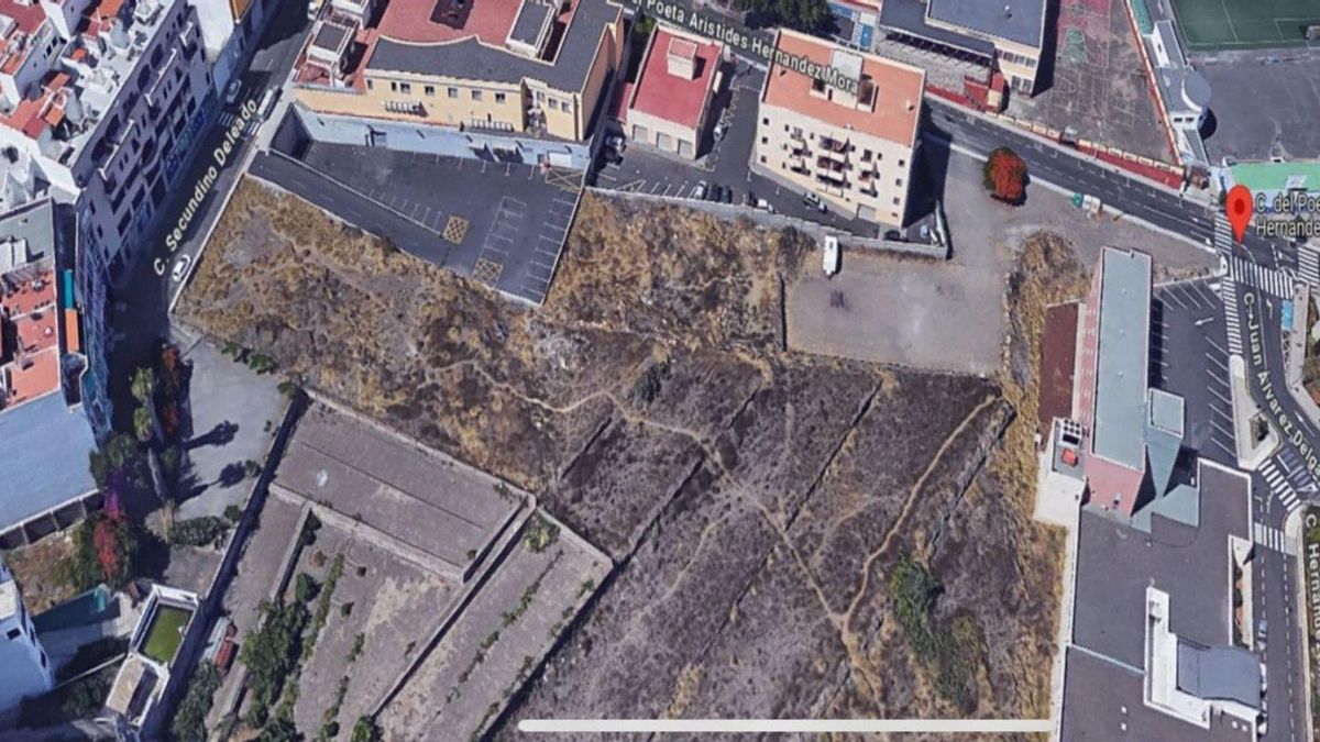 Parcela que será habilitada para 250 plazas de aparcamiento. | EL DÍA
