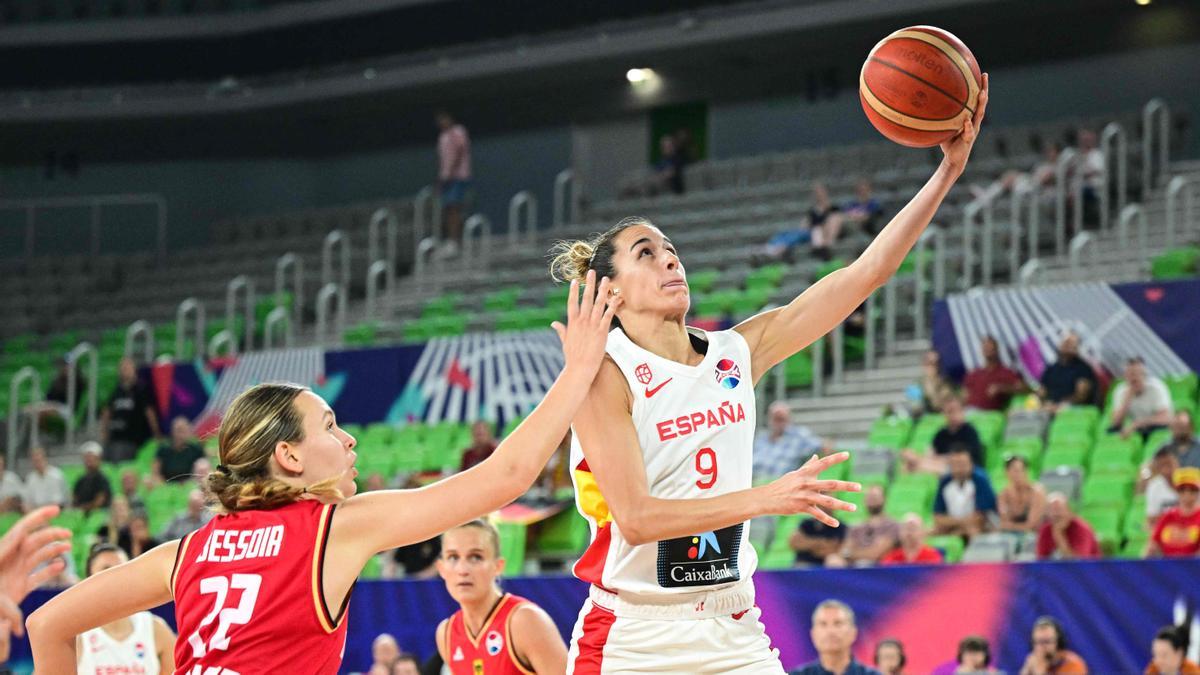 La alemana Emily Bessoir trata de frenar el avance de la española Queralt Casas durante los cuartos de final del Eurobasket 2023 que se disputa en Ljubljana